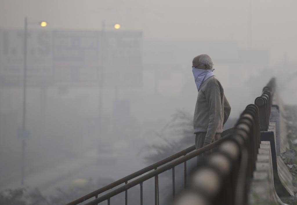 A man wearing a face mask to protect himself from the air pollution in India.